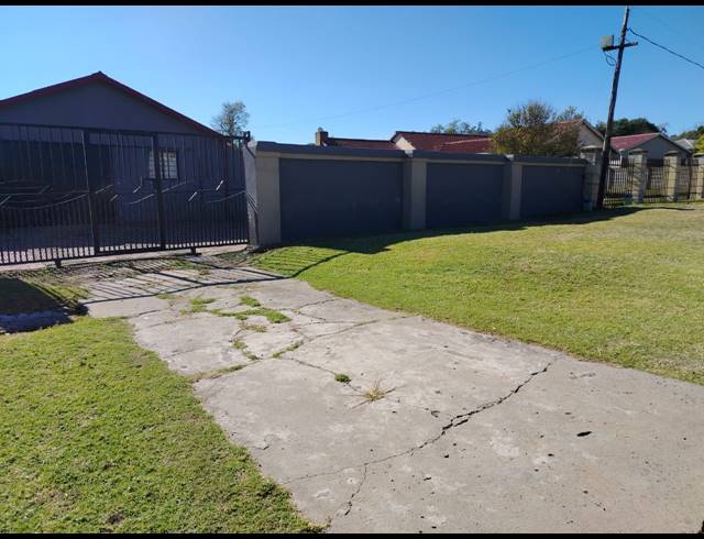 3 BEDROOM FREEHOLD FOR SALE IN DURNACOL